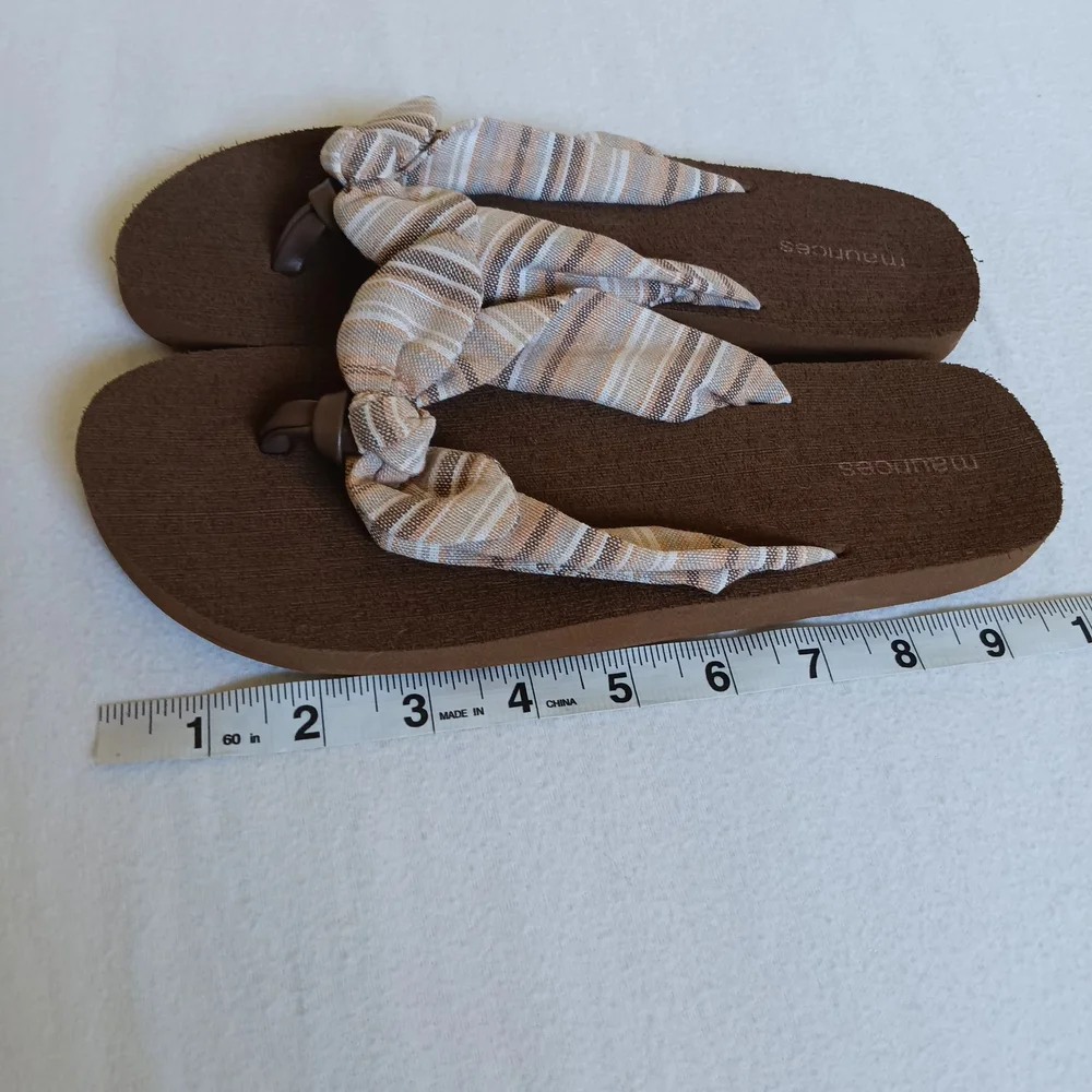 Maurices Brown & Tan Knotted Fabric Flip Flops Sandals Size 6/6.5 Neutral Beach